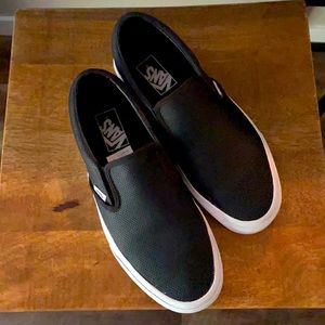 Black Vans slip on